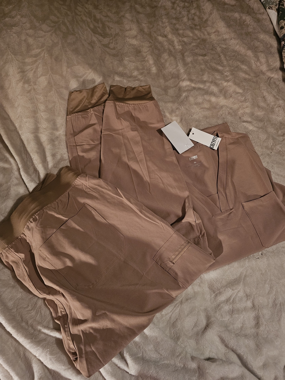 Women's Brown/Tan Scrub Set Wuth Veck Top And Joggers NWT